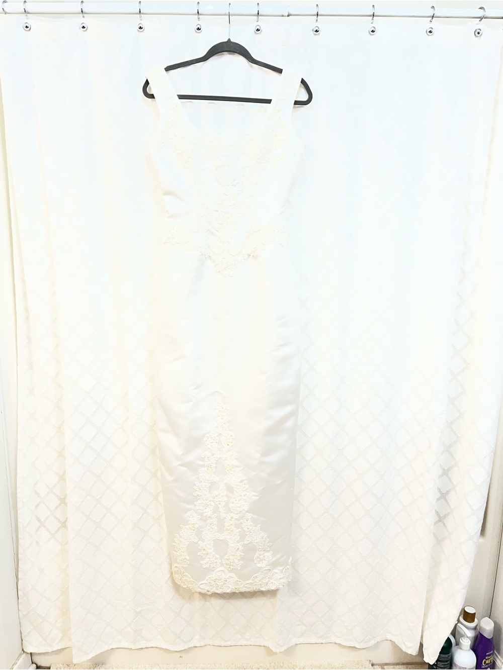 Sleeveless White Lace-Embellished Sheath Wedding Dress